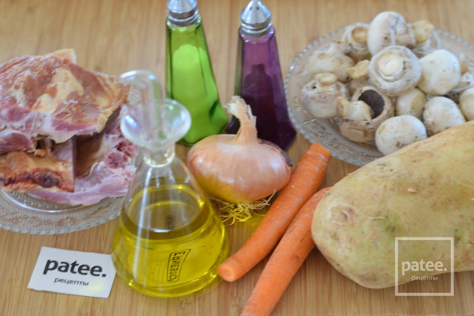 Тушеный картофель с копчеными ребрышками и грибами - Шаг 1