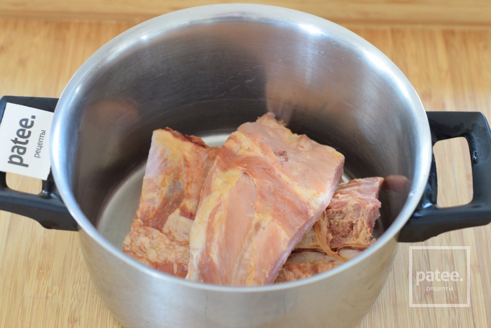 Тушеный картофель с копчеными ребрышками и грибами - Шаг 2