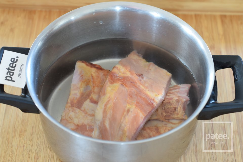 Тушеный картофель с копчеными ребрышками и грибами - Шаг 3