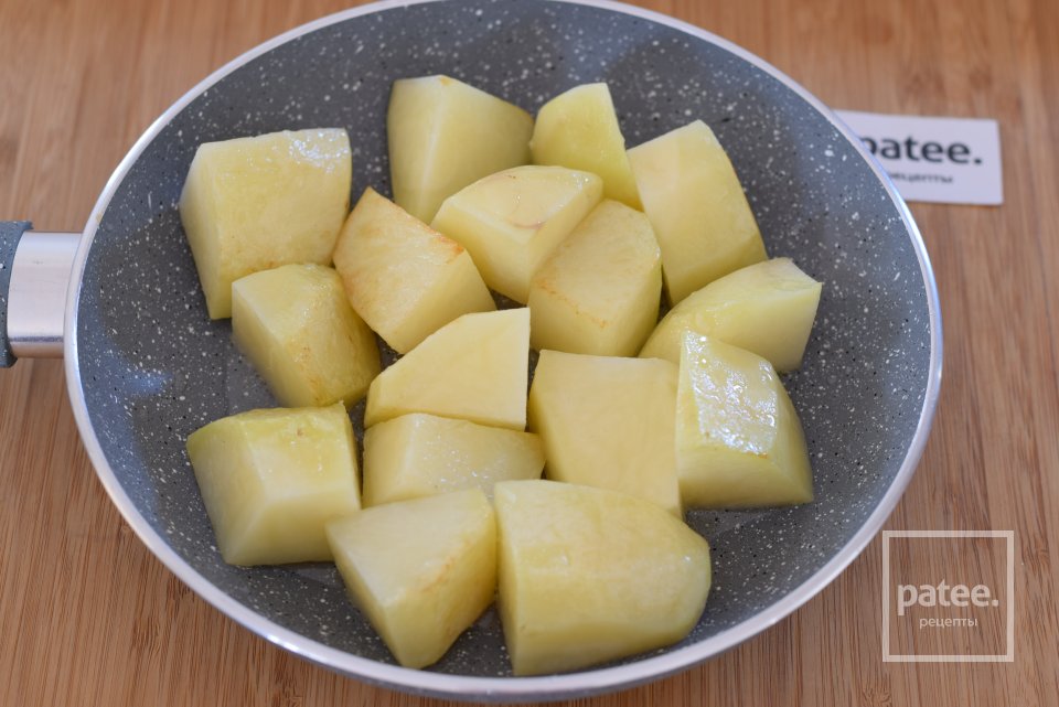 Тушеный картофель с копчеными ребрышками и грибами - Шаг 6