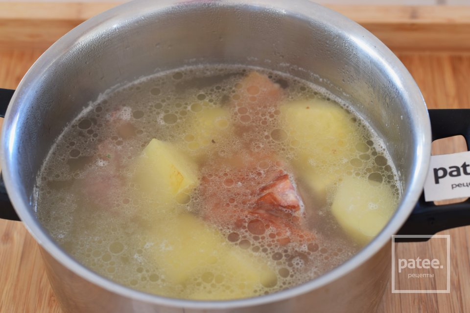 Тушеный картофель с копчеными ребрышками и грибами - Шаг 7