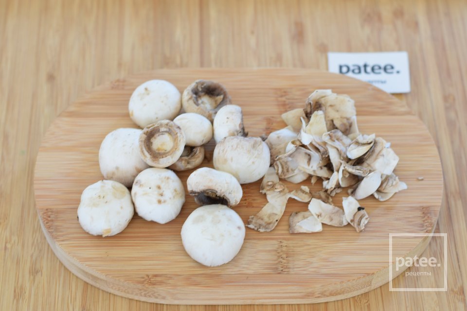 Тушеный картофель с копчеными ребрышками и грибами - Шаг 8