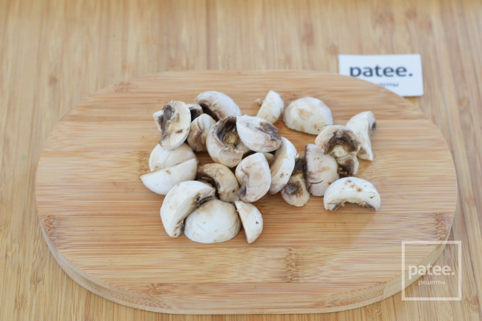 Тушеный картофель с копчеными ребрышками и грибами - Шаг 9