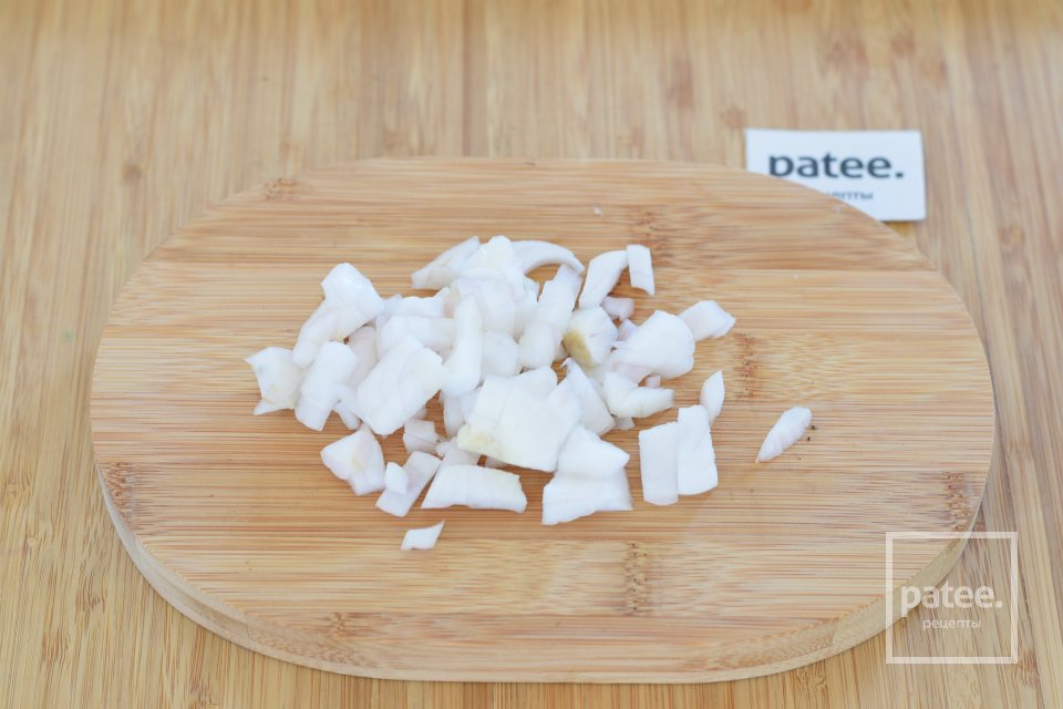 Тушеный картофель с копчеными ребрышками и грибами - Шаг 11