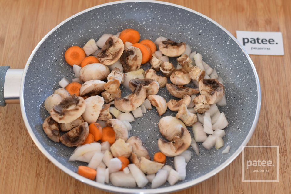 Тушеный картофель с копчеными ребрышками и грибами - Шаг 12