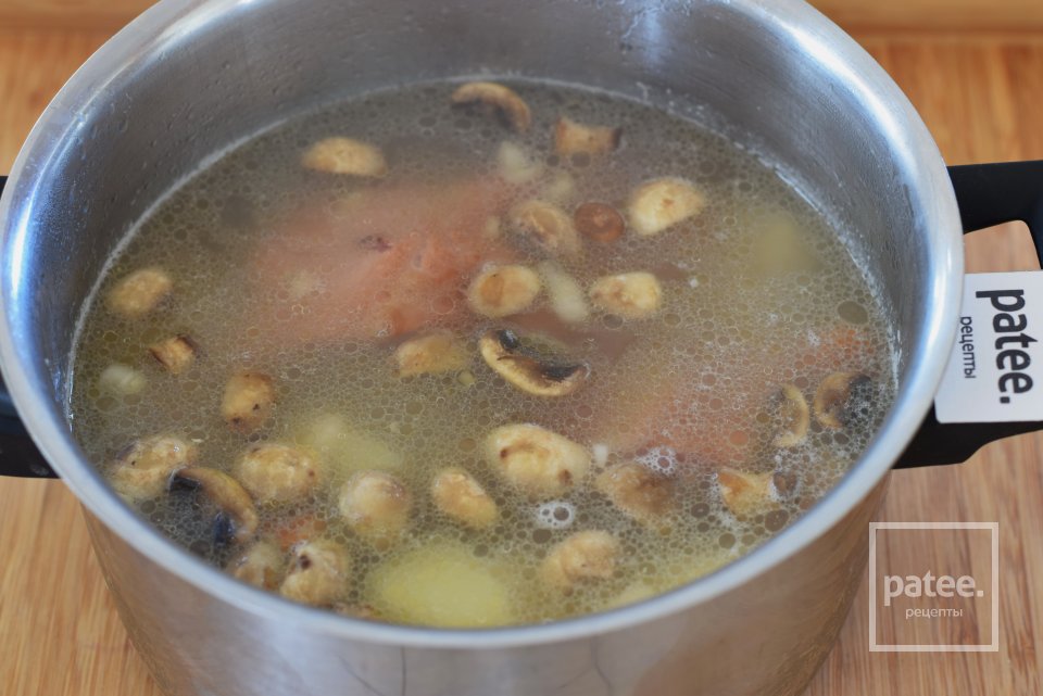 Тушеный картофель с копчеными ребрышками и грибами - Шаг 13
