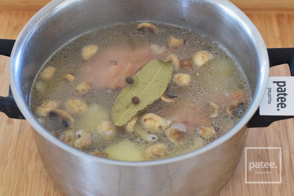 Тушеный картофель с копчеными ребрышками и грибами - Шаг 14