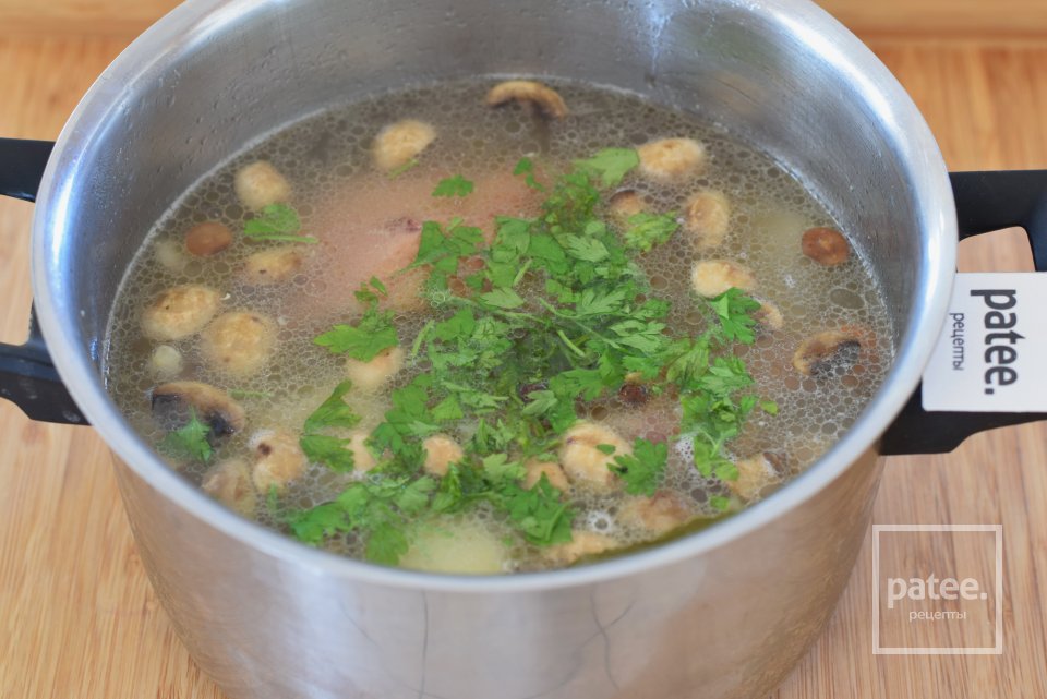 Тушеный картофель с копчеными ребрышками и грибами - Шаг 15