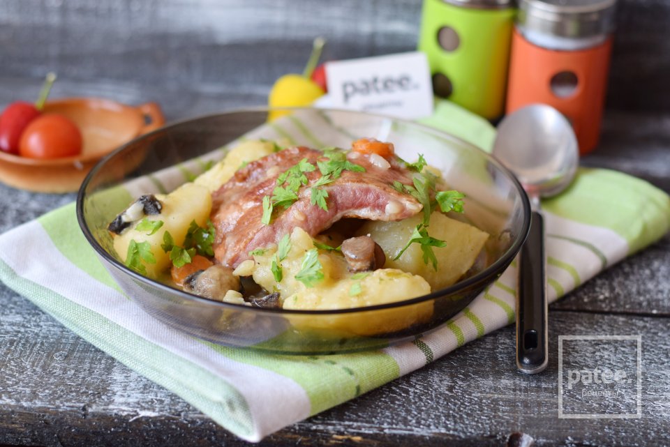 Тушеный картофель с копчеными ребрышками и грибами - Шаг 16