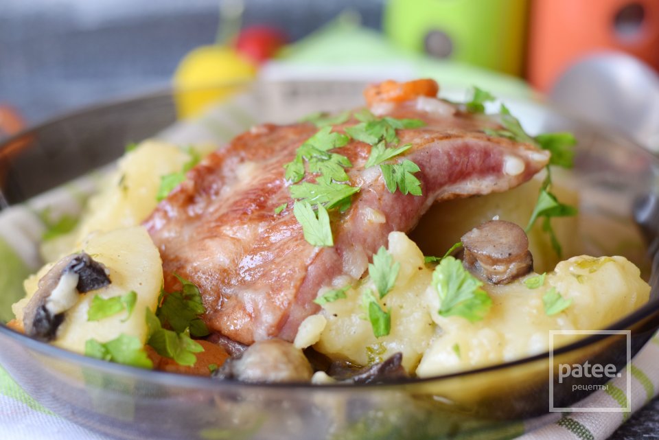 Тушеный картофель с копчеными ребрышками и грибами - Шаг 17