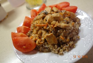 Куриное филе с шампиньонами в сметанном соусе...