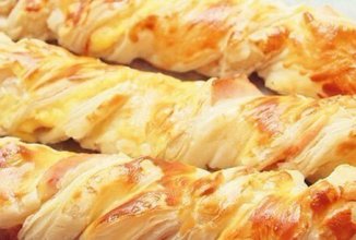 Слоёные косички с копчённой курицей и сыром