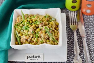 Салат из куриной печени с горошком