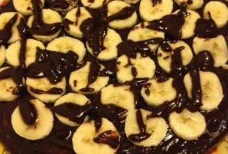 Торт с шоколадной глазурью и бананами