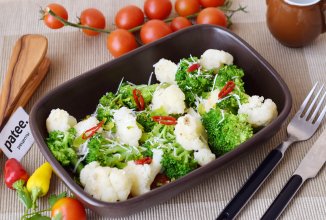 Брокколи и цветная капуста с соусом из болгарского перца