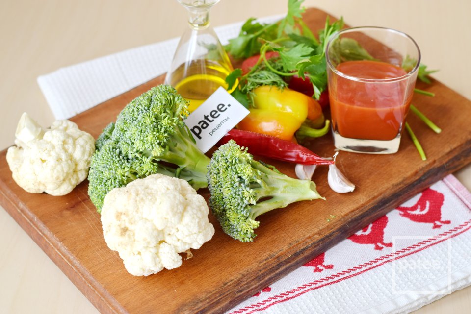 Брокколи и цветная капуста с соусом из болгарского перца - Шаг 1