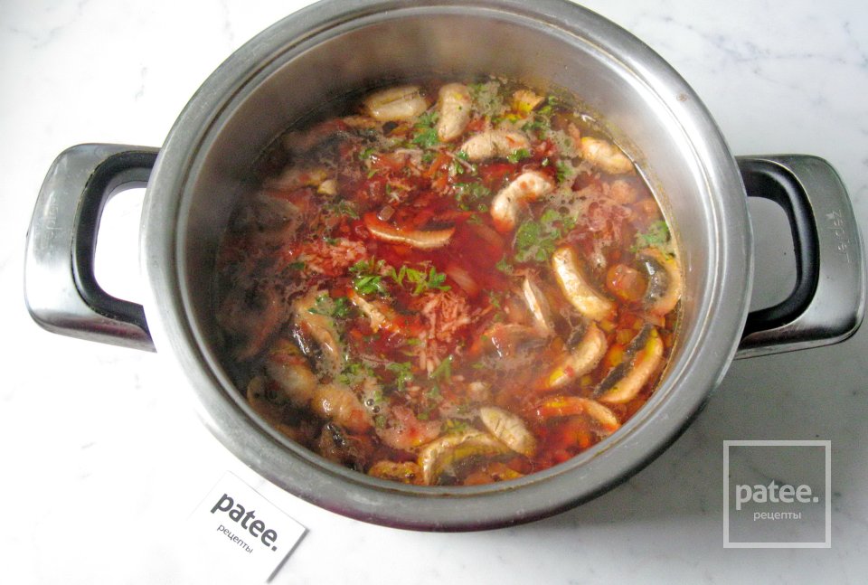 Горячий свекольник с грибами - Шаг 11