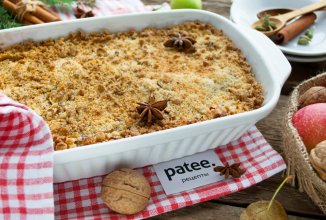 Пряный яблочный крамбл с грецкими орехами