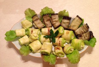 Рулетики из баклажанов и кабачков с сыром