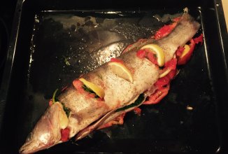 Запеченный судак с помидорами