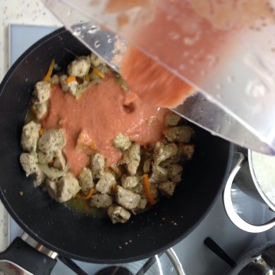 Индейка в томатном соусе с запечённым болгарским перцем - Шаг 4