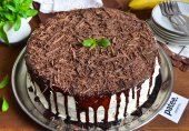 Торт со сливочным кремом, бананами и шоколадом