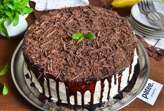 Торт со сливочным кремом, бананами и шоколадом