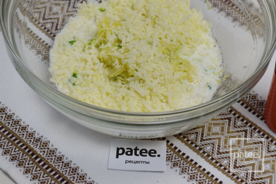 Кабачковые оладьи с зеленым горошком - Шаг 8