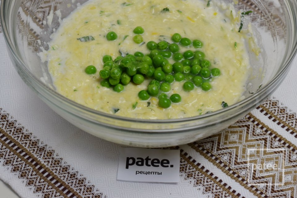 Кабачковые оладьи с зеленым горошком - Шаг 15