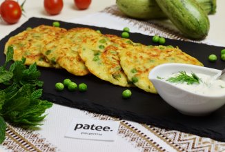 Кабачковые оладьи с зеленым горошком