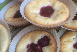 Творожные маффины с малиной