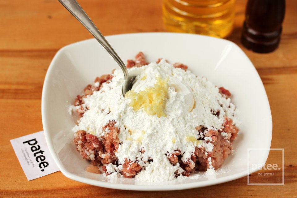 Оригинальные оладьи из мясного фарша - Шаг 6