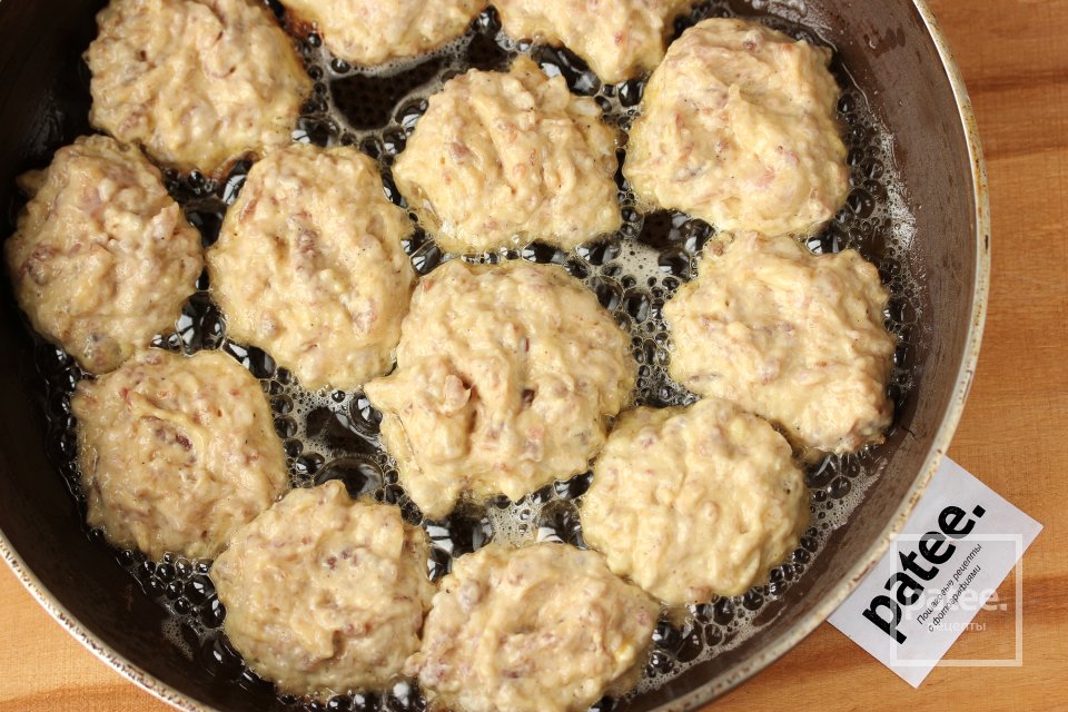 Оригинальные оладьи из мясного фарша - Шаг 9