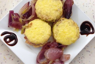 Кабачки с соусом и грудинкой под сырной шапочкой