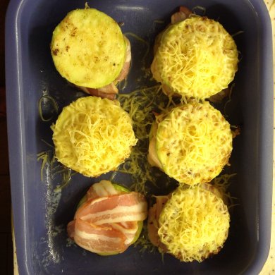 Кабачки с соусом и грудинкой под сырной шапочкой - Шаг 1