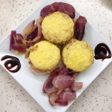 Кабачки с соусом и грудинкой под сырной шапочкой - Шаг 2