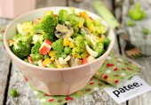 Салат из брокколи с крабовыми палочками и грибами