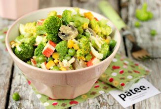 Салат из брокколи с крабовыми палочками и грибами