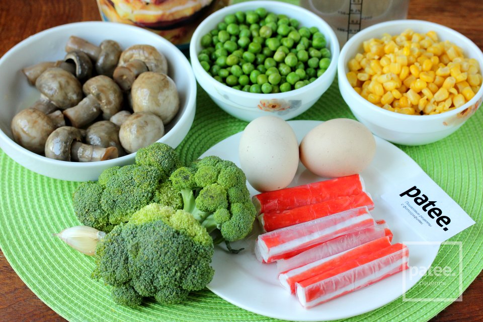 Салат из брокколи с крабовыми палочками и грибами - Шаг 1
