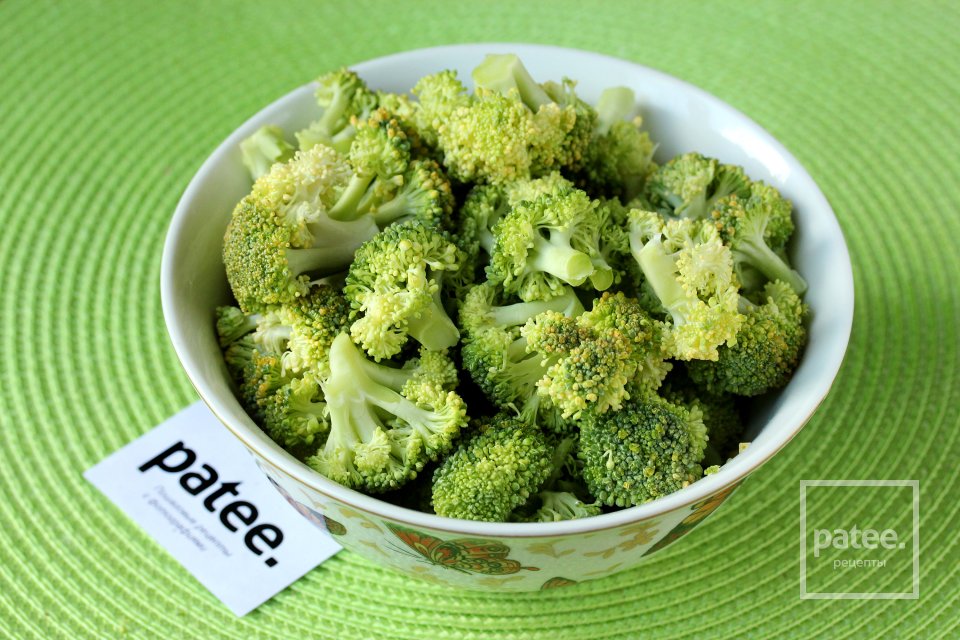 Салат из брокколи с крабовыми палочками и грибами - Шаг 2