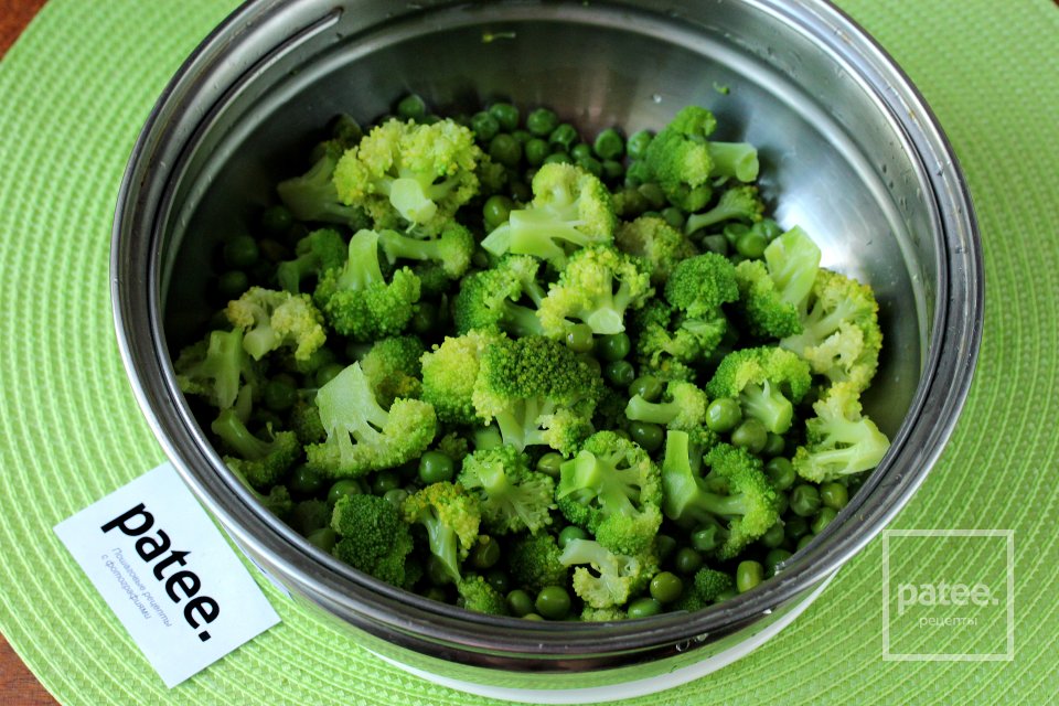 Салат из брокколи с крабовыми палочками и грибами - Шаг 3