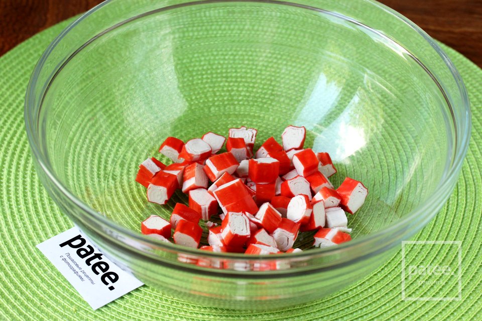 Салат из брокколи с крабовыми палочками и грибами - Шаг 4