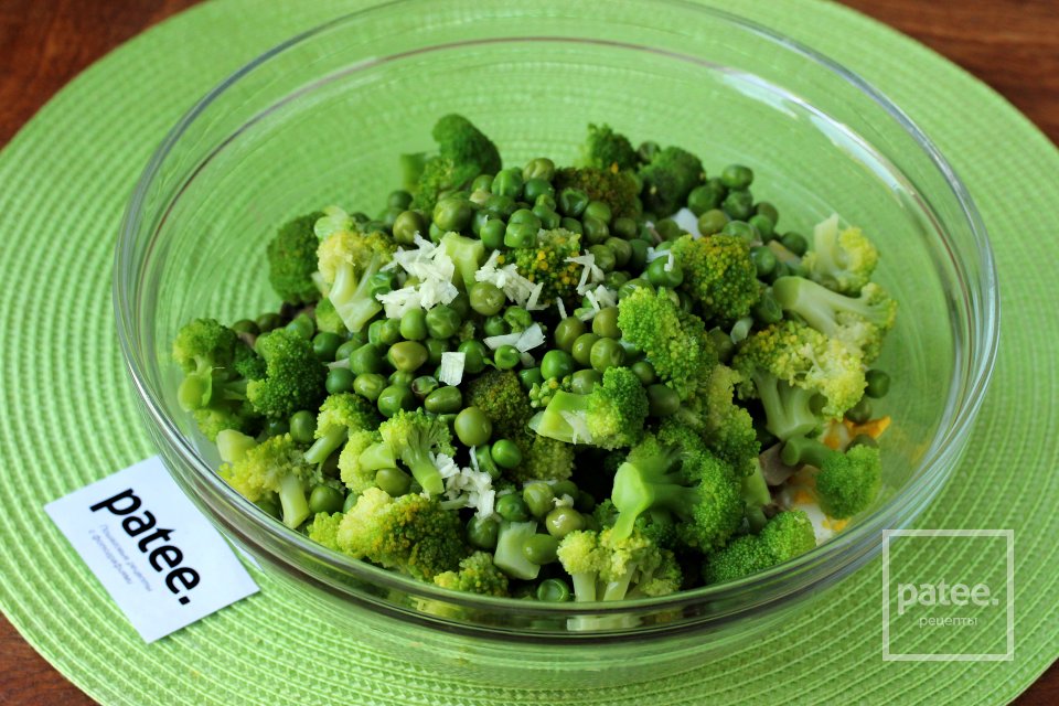 Салат из брокколи с крабовыми палочками и грибами - Шаг 8