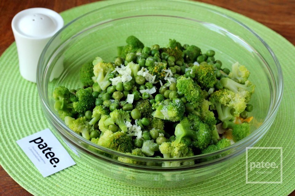 Салат из брокколи с крабовыми палочками и грибами - Шаг 9