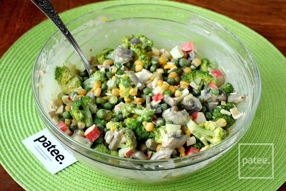 Салат из брокколи с крабовыми палочками и грибами - Шаг 10