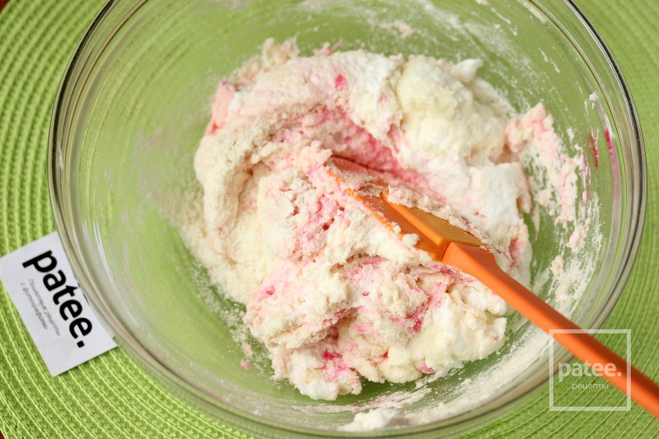 Миндальное безе с клубникой и кремом - Шаг 7