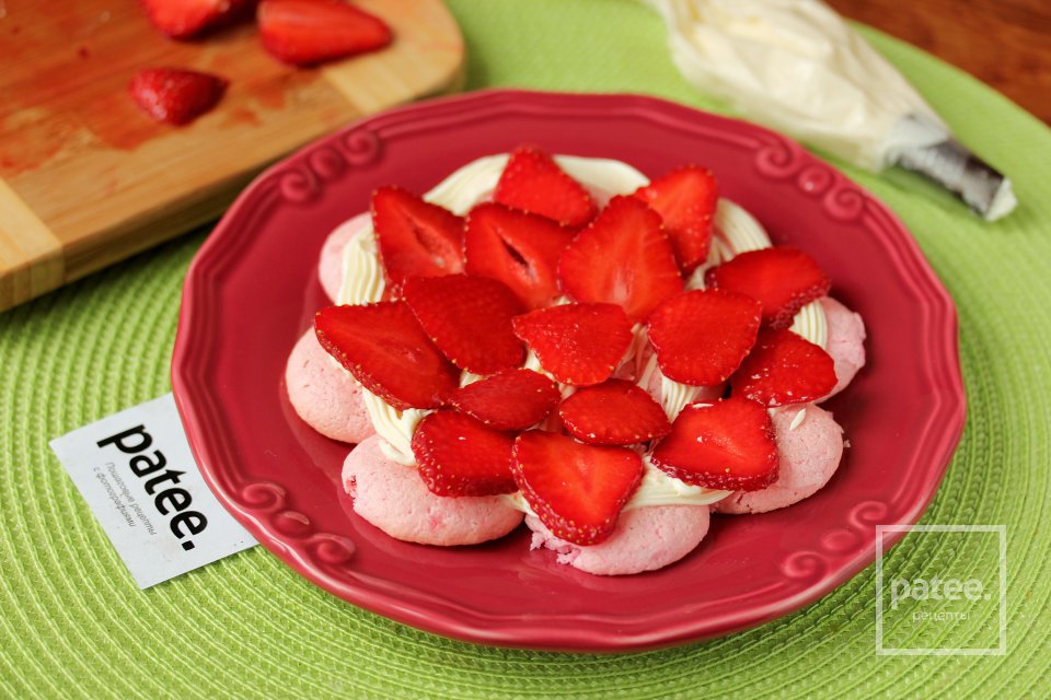 Миндальное безе с клубникой и кремом - Шаг 15