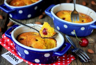 Миндальный клафути с черешней