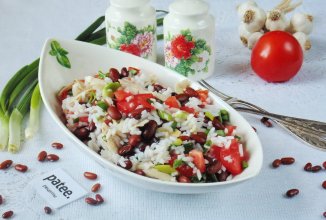 Салат с фасолью, курицей и помидорами