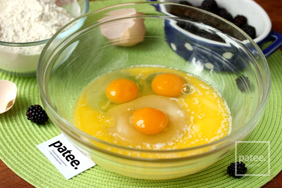 Маффины на кефире с ежевикой - Шаг 6